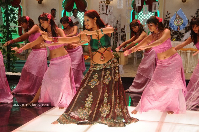 Udaya Bhanu Hot & Spicy Pics in Leader - 21 / 74 photos