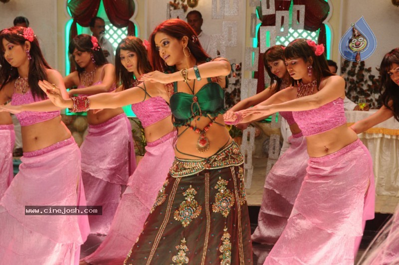 Udaya Bhanu Hot & Spicy Pics in Leader - 32 / 74 photos