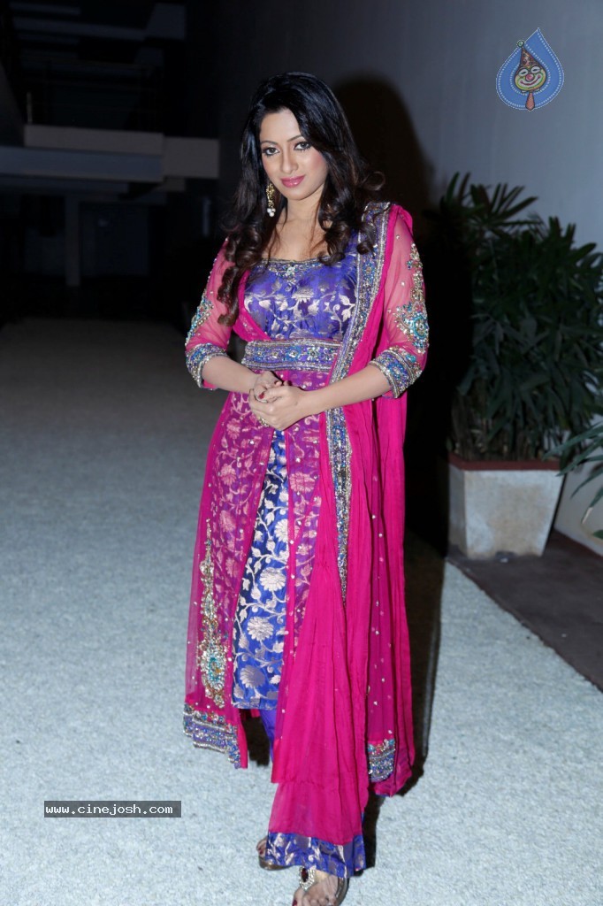 Udaya Bhanu New Hot Photos - 15 / 32 photos