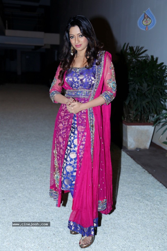 Udaya Bhanu New Hot Photos - 21 / 32 photos