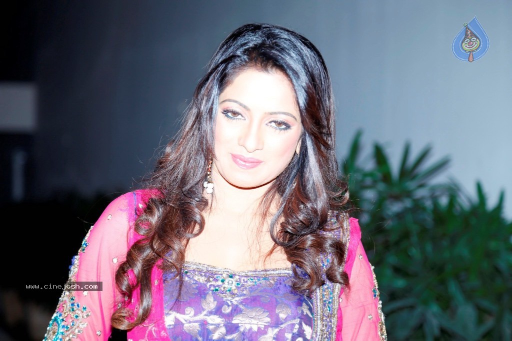 Udaya Bhanu New Hot Photos - 22 / 32 photos