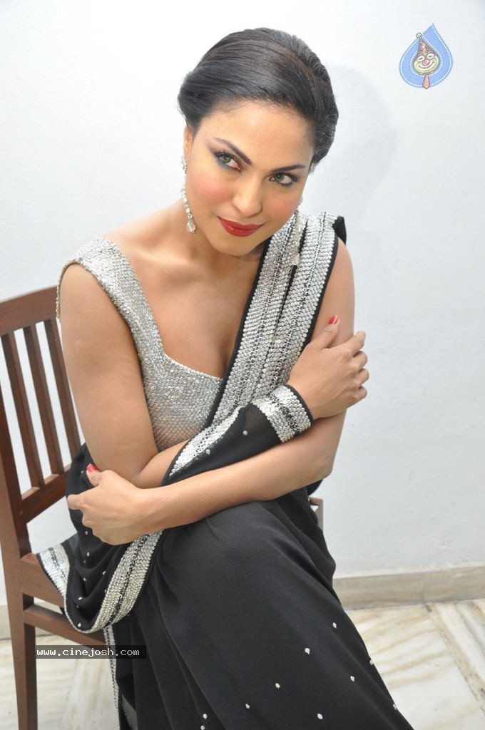 Veena Malik Hot Stills - 25 / 68 photos