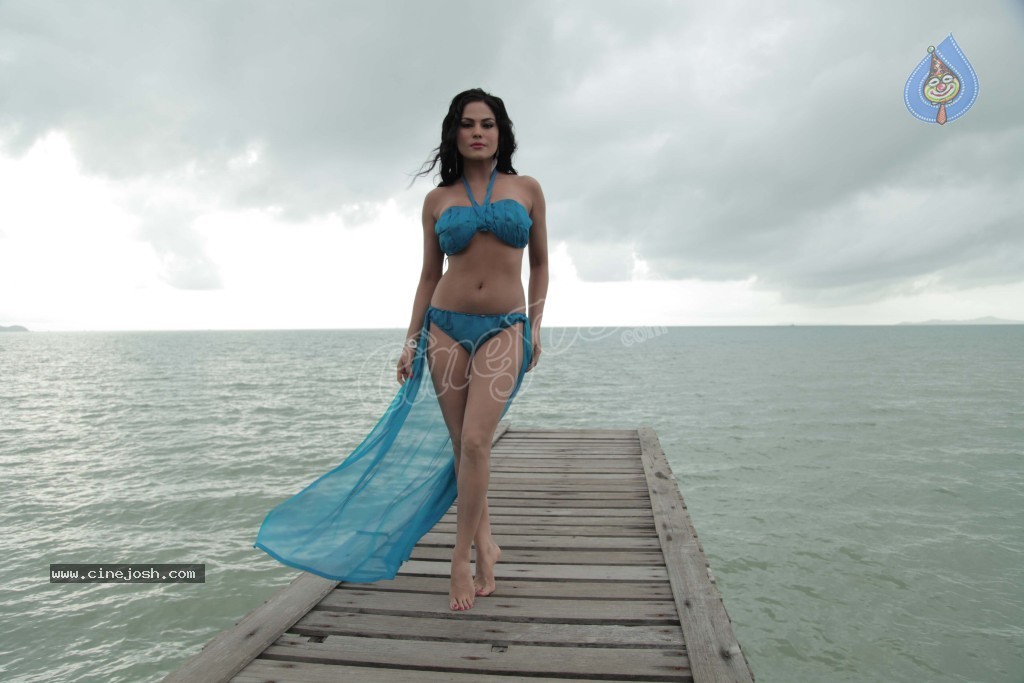 Veena Malik Spicy Stills in Silk Sakkath Maga - 2 / 15 photos