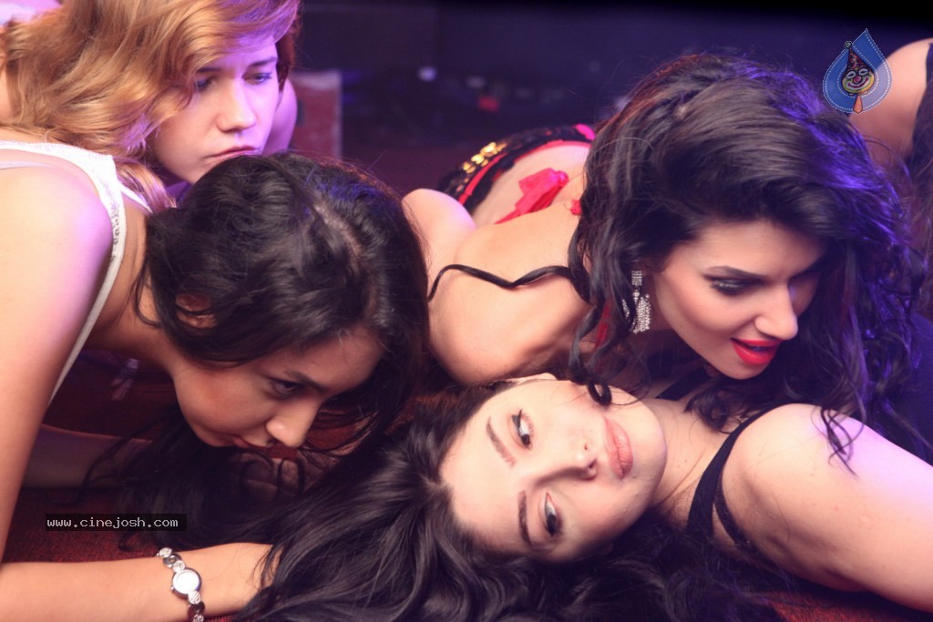 Vetadu Ventadu Movie Item Song Stills - 22 / 105 photos