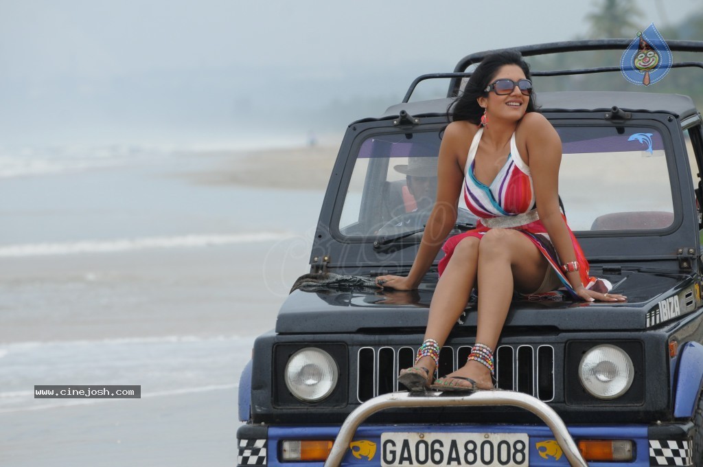 Vimala Raman Latest Spicy Stills - 15 / 25 photos