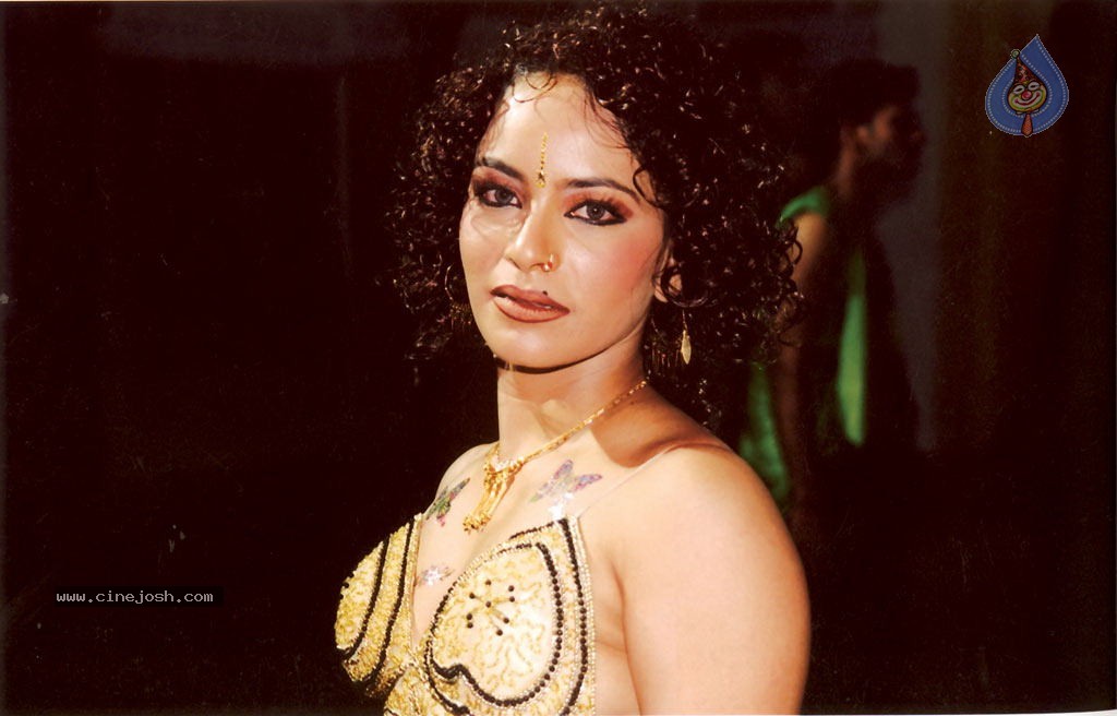 Visha Nagam Tamil Movie Hot Stills - 2 / 12 photos