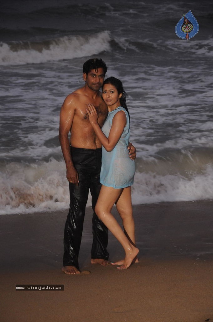 Yen Intha Mayakkam Tamil Movie Spicy Stills - 10 / 11 photos