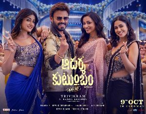 Aadarsha Kutumbam: Narayanamma entertains