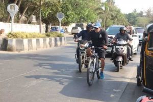 Salman goes on bicycle to SVC63 sets