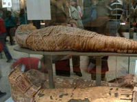 Egyptian expert examines mummy in AP