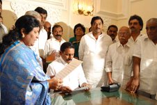 Kiran Kumar Reddy administering the oath