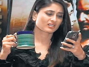 Kareena’s personnel SMS to Saif, caught on camera.