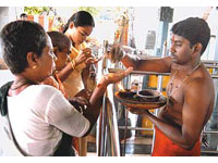 Pujari sacrifices life to save idols of temple 