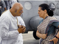 Rosaiah meets Sonia,discusses Telangana