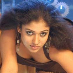 Hot Nayanathara makes it hotter in bus stand.