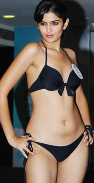 Mahesh Babu with Pantaloons bikini babe?