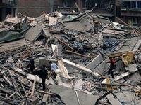 Building collapse buries 7 alive