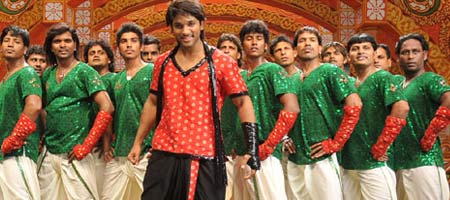 Sixteen dancers fracture their hands for Allu Arjun!