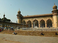 Mecca Masjid remains shut, prayers from indoors