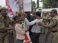 SFI pickets Raj Bhavan against foreign varsity bill