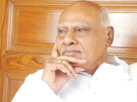 CM basks in glory of Prajapatham response