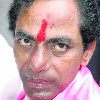 KCR visits Mahbubabad victims in MGM Hospital  