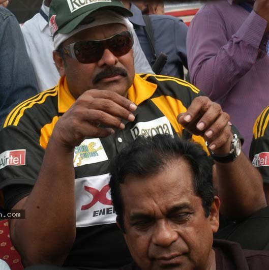 Josh Photo MAA T20 Spl: Chiru's head massage for Brahmi!