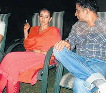 Manisha Koirala smoking cigar as Vadhuvu