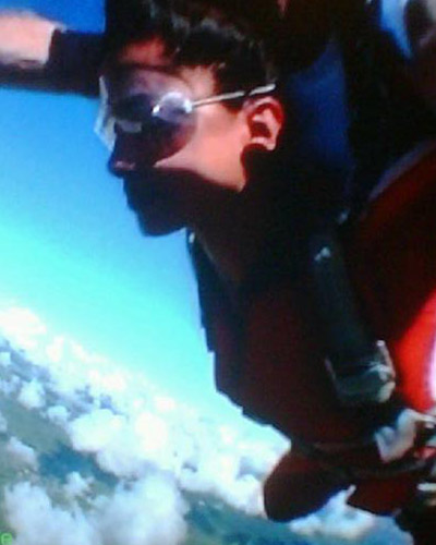 Deepika jumps from a plane @ 10000ft altitude