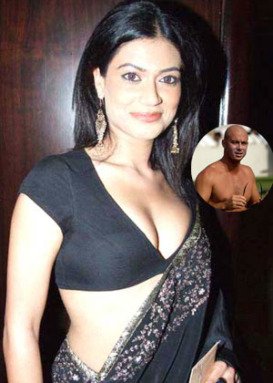 Sexy heroine accepts relation with Cricketer Gibbs
