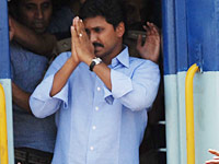 Jagan pays homage at YSR Ghat