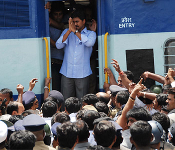 Odarpu Yatra: Jagan visits Satyadevudu temple