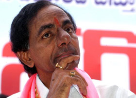 Lagadapati & KCR eat 'Gudilo Prasadam'