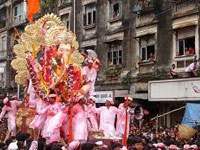 CM performs special pooja to Khairatabad Ganesh