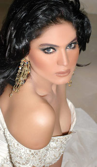 Pakistan Babe goes Naked in Bigg House!