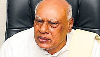 Rosaiah irked for absence of YSR photo 