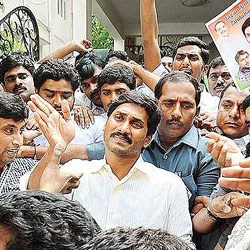 Jagan begins mass hunger strike, Cong MLAs among lakhs who attend