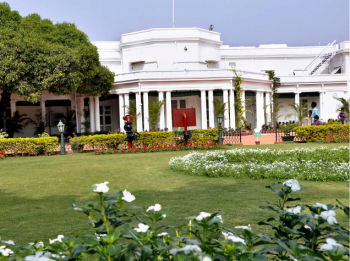 Huge crowds throng Rashtrapati Nilayam