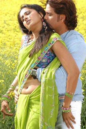 Nag gets naughty with Anushka 'Nadumu'