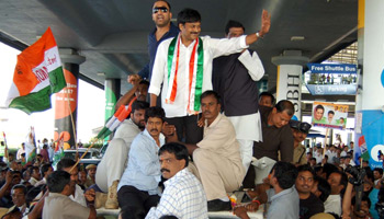 Chiranjeevi gets rousing reception at RGIA