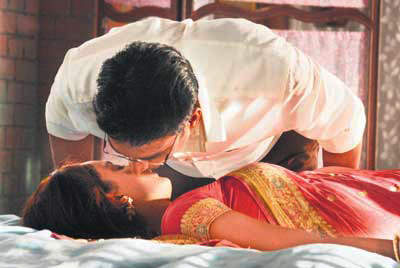 Hero lip-lock Heroine lying on bed