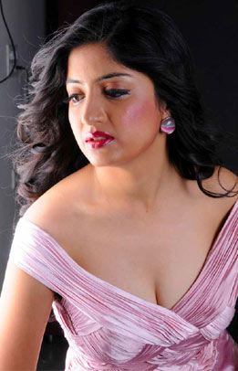 Señora líder periodista Nagarjuna blessings on sexy heroine | cinejosh.com