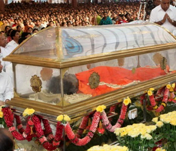 Thousands throng Sai Baba memorial in Puttaparthi