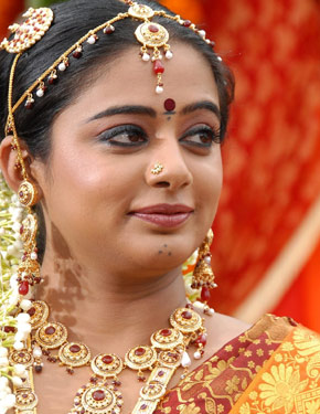 Priyamani doing 'Karra Samu'