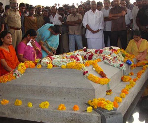 Thousands pay tributes to YSR on 2nd anniversary