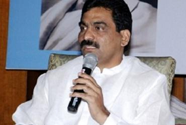 Lagadapati cancels 'Satyagraha' to allow Jagan's dharna