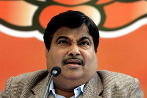 Gadkari slams Govt on weavers' issue