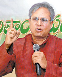 Undavalli accuses Vijayamma of misleading the voters