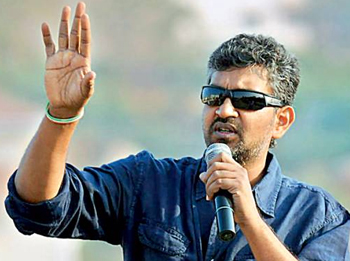 Why Rajamouli Away from Star Heroes?