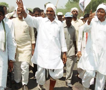 Amos condemns KVP's book on YSR's Padyatra